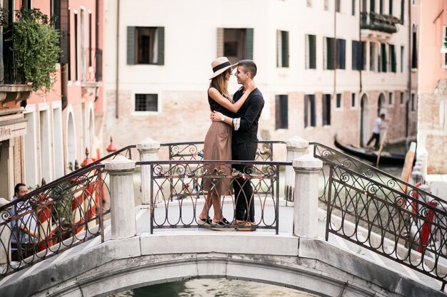 Koppel op een huwelijksreis in Venetië