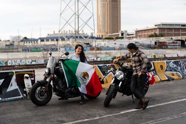 Koppel op motorfietsen met vlaggen van de VS en Mexico