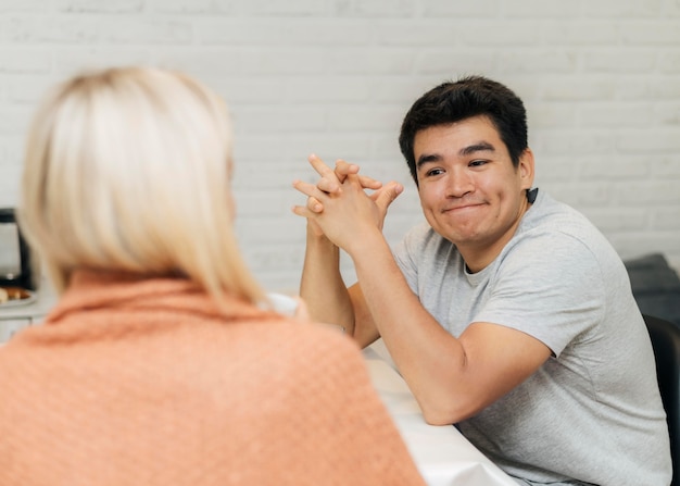 Gratis foto koppel thuis samen tijdens het pandemie gesprek