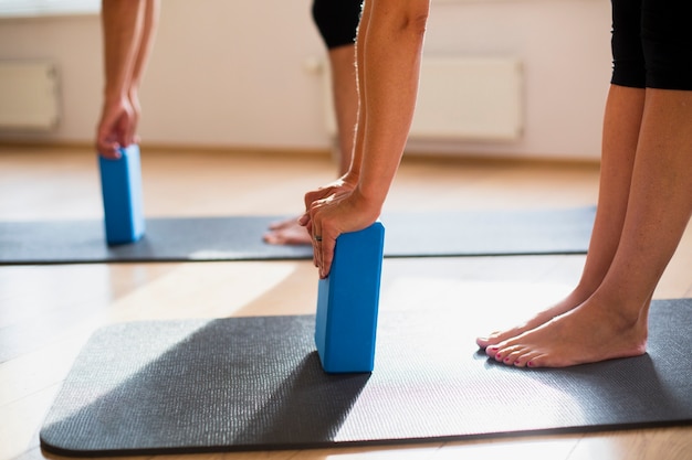 Gratis foto koppel training met pilatesblokken