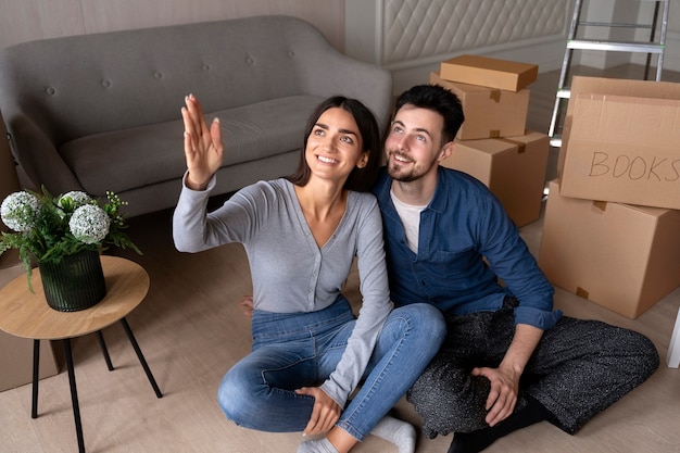 Gratis foto koppel verhuist naar hun nieuwe huis