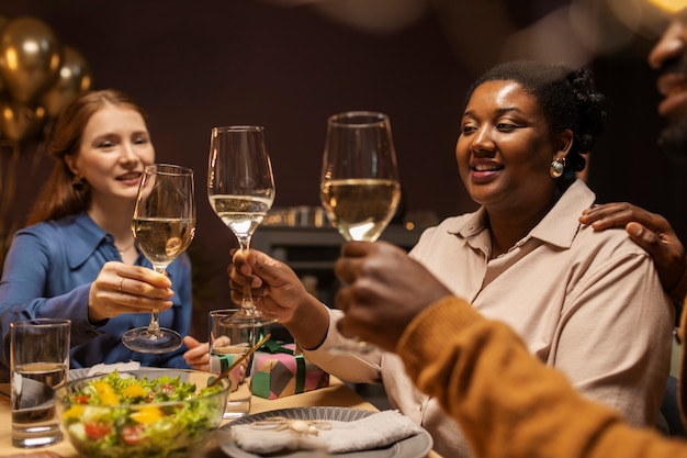 Gratis foto koppels die verjaardag vieren