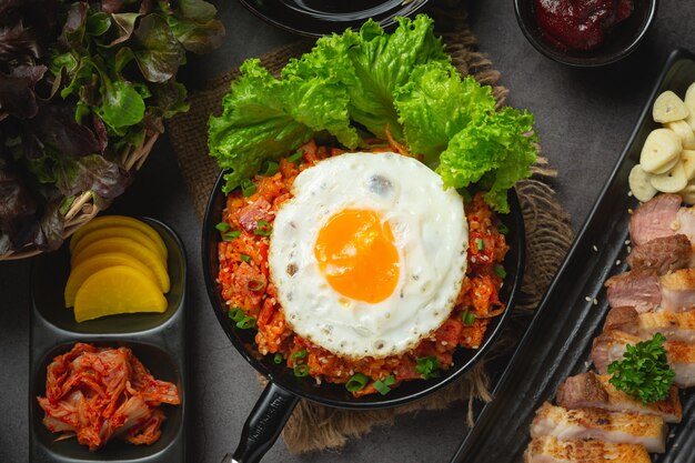 Koreaans eten. gebakken rijst met kimchi serveren met gebakken ei