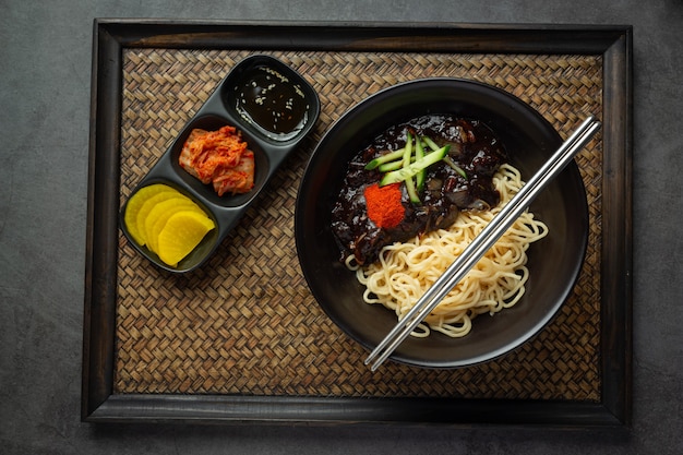 Koreaans eten; jajangmyeon of noedels met gefermenteerde zwarte bonensaus