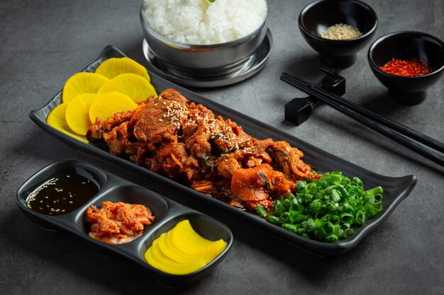 Koreaans eten; Jeyuk Bokkeum of gebakken varkensvlees in Koreaanse saus