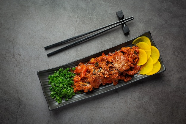 Gratis foto koreaans eten; jeyuk bokkeum of gebakken varkensvlees in koreaanse saus