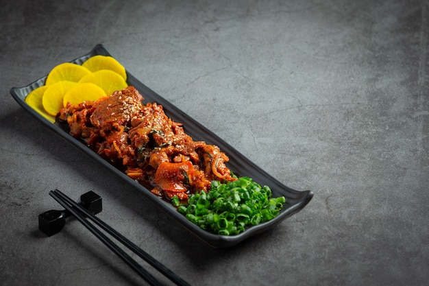 Koreaans eten; Jeyuk Bokkeum of gebakken varkensvlees in Koreaanse saus