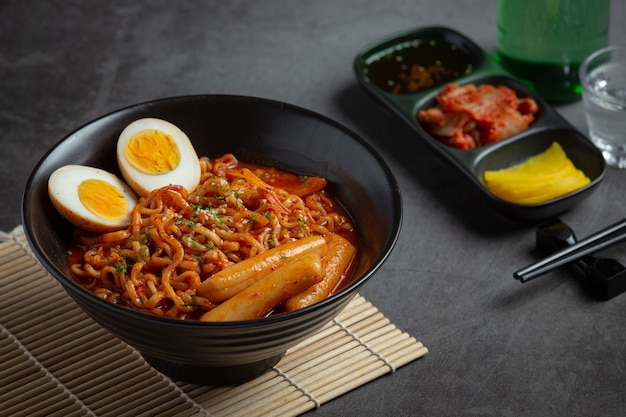Koreaanse instant noedels en tteokbokki in Koreaanse pittige saus, oud eten