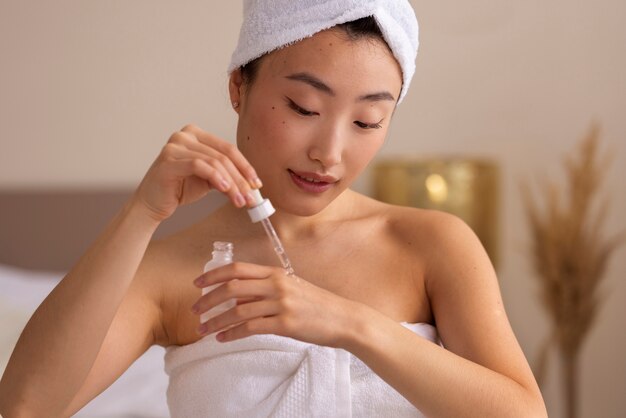 Koreaanse vrouw die huidverzorging doet