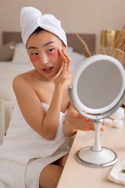 Koreaanse vrouw die huidverzorging doet