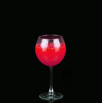 Kosmopolitische cocktail in mooie rode kleur voor een zwarte achtergrond