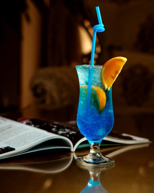 Koud drankje van blauwe kleur met een schijfje sinaasappel