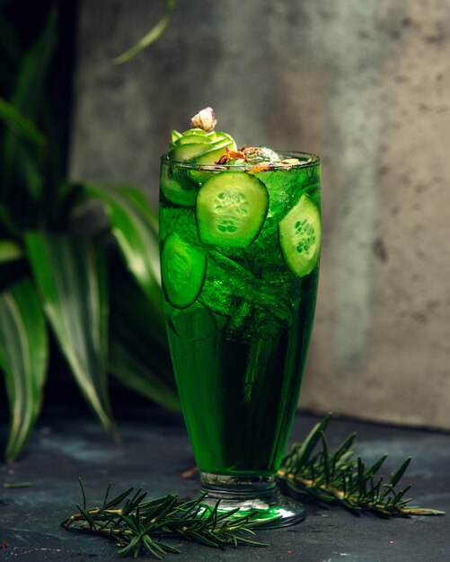 Koud groen drankje in een glas met plakjes komkommer