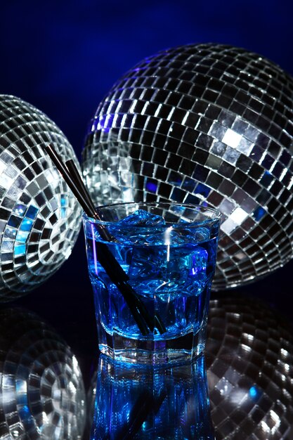 Koude blauwe cocktail met discobal