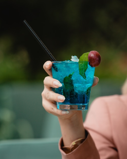 koude blauwe cocktail met druif