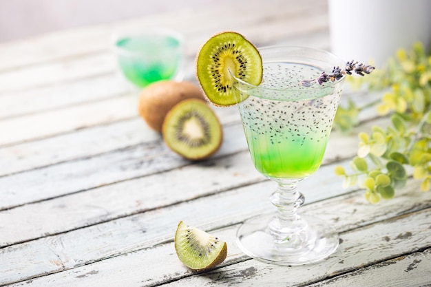 Koude cocktail-kiwi-drank