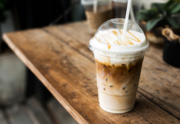 Koude drank in een plastic bekermodel