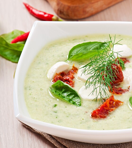 Koude komkommersoep met gedroogde tomaten en mozzarella