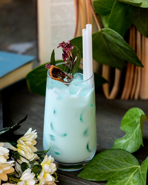 koude melk en mint cocktail op de tafel