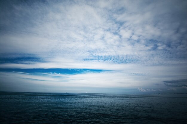 Koude zee en bewolkte hemel.