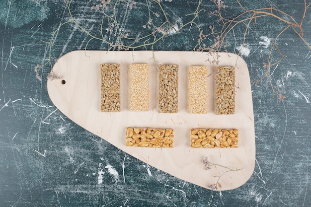 Kozinaki-snoepjes met zaden en noten op een houten bord. Hoge kwaliteit foto