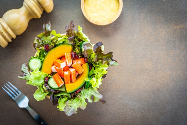 Gratis foto krab plakt vlees met verse groentesalade