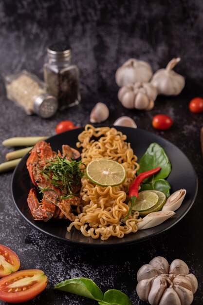 Krab Tom Yum Mama met Citroen, Chili, Tomaat, Knoflook, Citroengras, Kaffir Limoenblaadjes op het bord