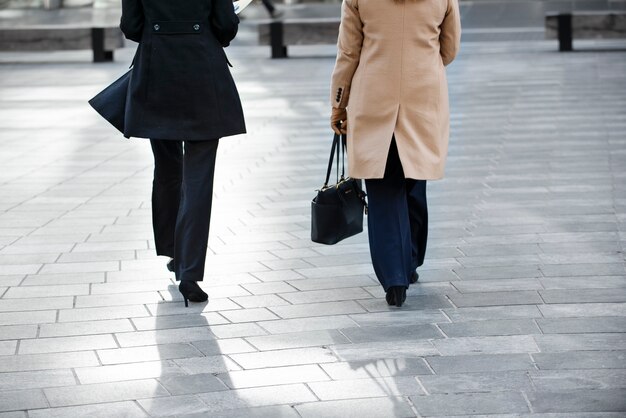 Krachtige zakenvrouwen die samenwerken