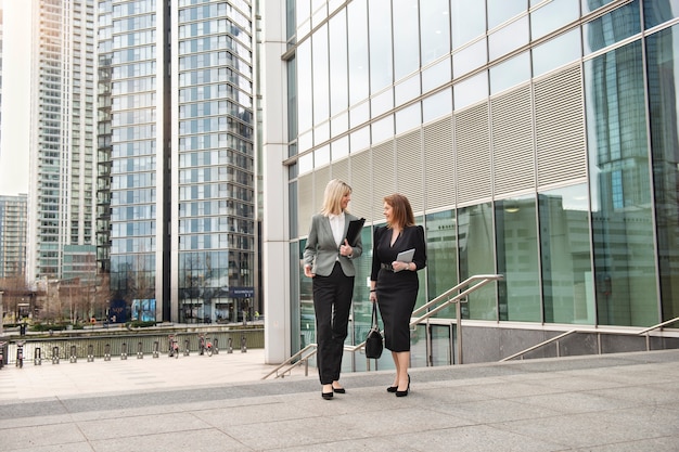 Gratis foto krachtige zakenvrouwen die samenwerken