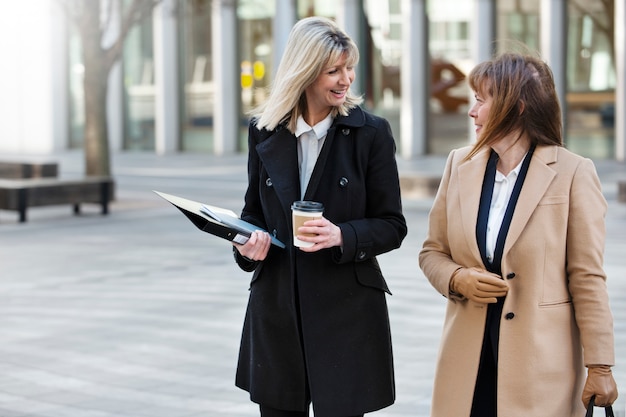 Krachtige zakenvrouwen die samenwerken