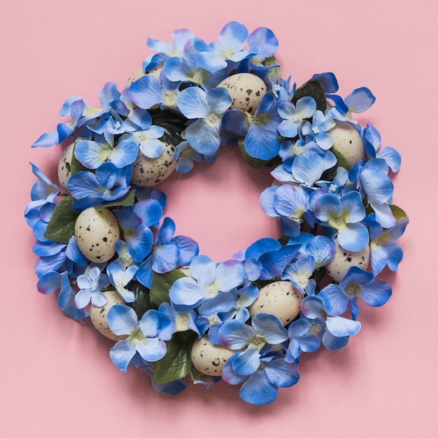Krans gemaakt van blauwe bloemen en eieren
