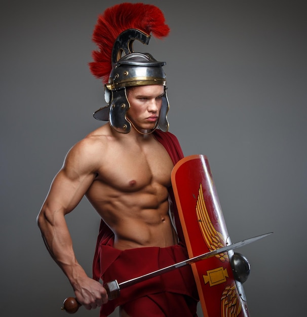 Gratis foto krijger van rome met zwaard en schild.