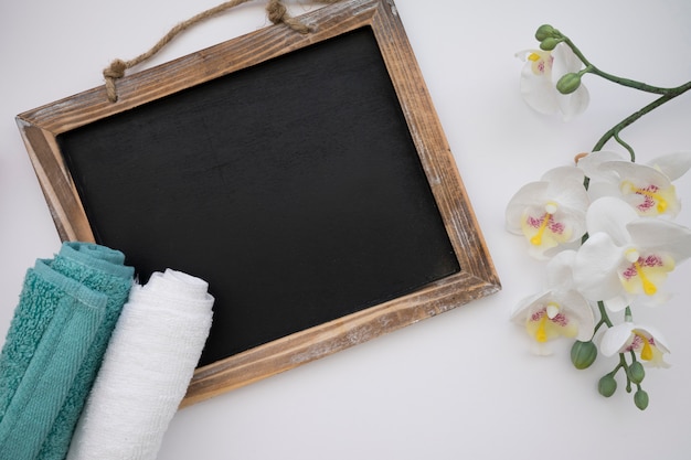 Krijtbord, handdoeken en bloemen