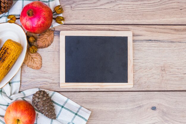 Krijtbord met gegrilde likdoorns op tafel