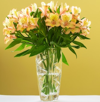 Kristallen vaas met boeket astromelia bloemen Premium Foto