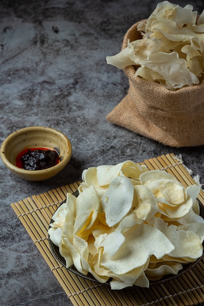 Krokante chips met tomatensaus snack concept.