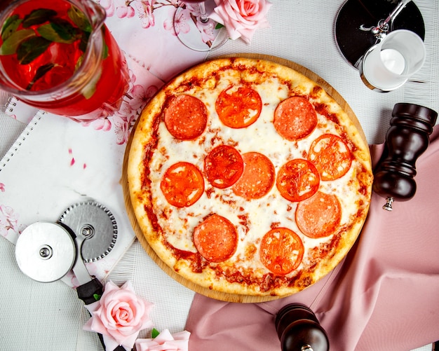 Krokante pizza met kaas en tomaten