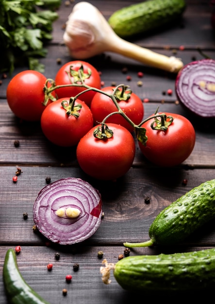 Gratis foto kruiden en groenten voor salade