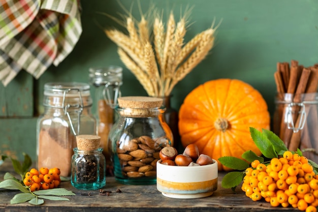 Kruiden voor het maken van zelfgemaakte herfstgebakjes op een donkere rustieke achtergrond