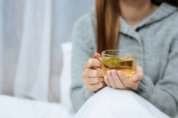 Kruidenthee drinken op een koude dag