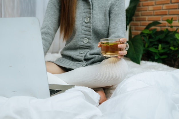 Kruidenthee drinken op een koude dag