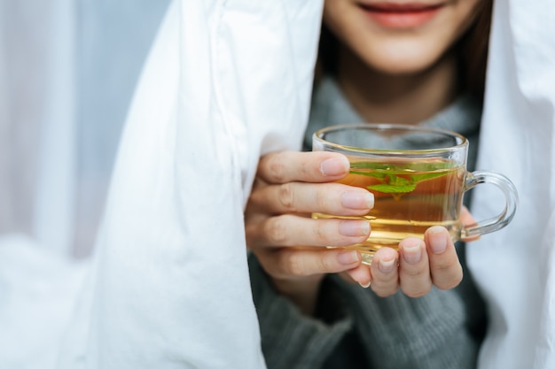 Gratis foto kruidenthee drinken op een koude dag