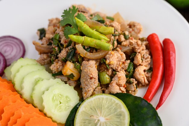 Kruidige Fijngehakte Salade Op Een Witte Plaat Op Houten Tafel.