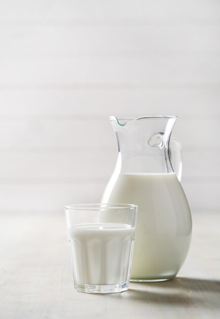 Kruik en glas verse melk