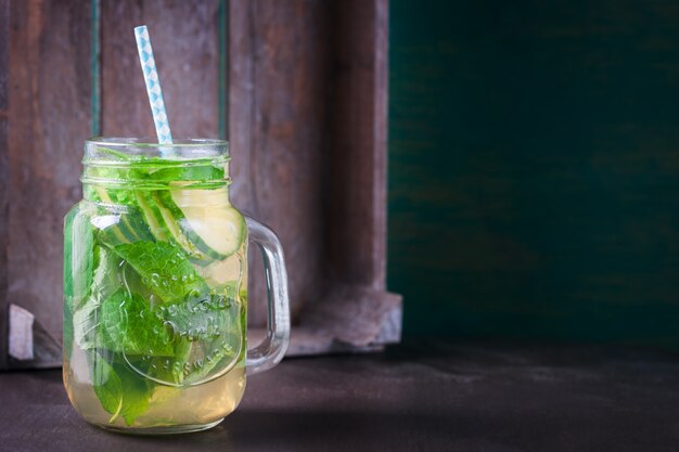 kruik van het glas met organische drank