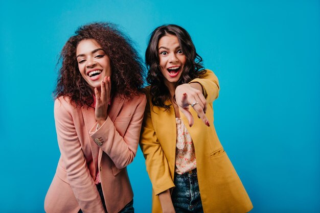 Krullende Afrikaanse vrouw geniet van fotoshoot Twee meisjes hebben een goede tijd