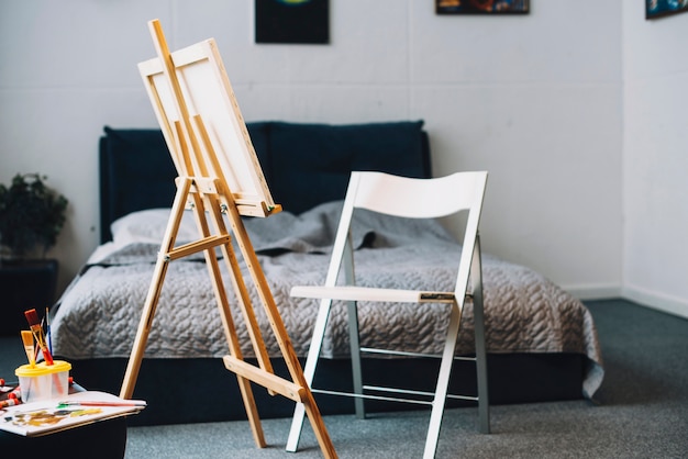 Kunstenaar concept met canvas in de slaapkamer