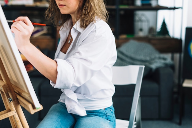 Kunstenaar die op canvas schildert