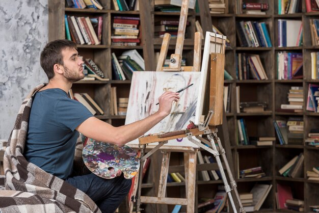 Kunstenaar het schilderen in studio