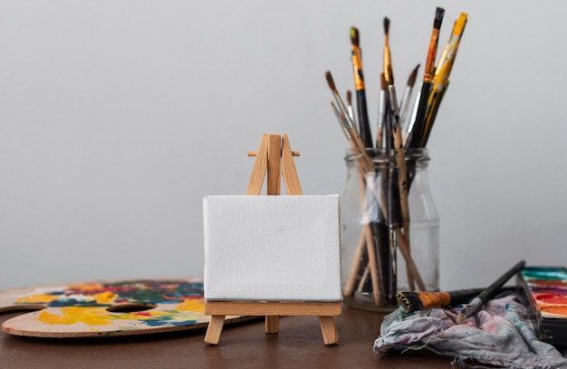 Kunstenaar rekwisieten collectie op tafel